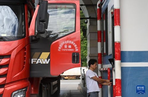 友誼關(guān)口岸上半年貨物進(jìn)出口創(chuàng)新高，彰顯廣西外貿(mào)強(qiáng)勁活力